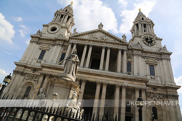 England Building Queen Statue