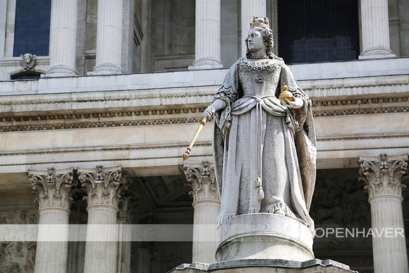 England Queen Statue Birddoo