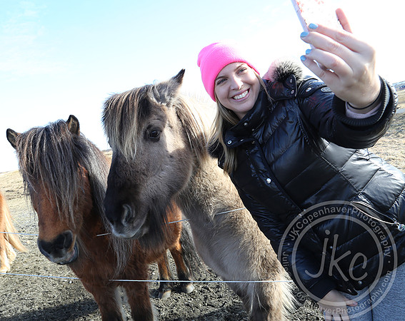 stranger selfie w ponies
